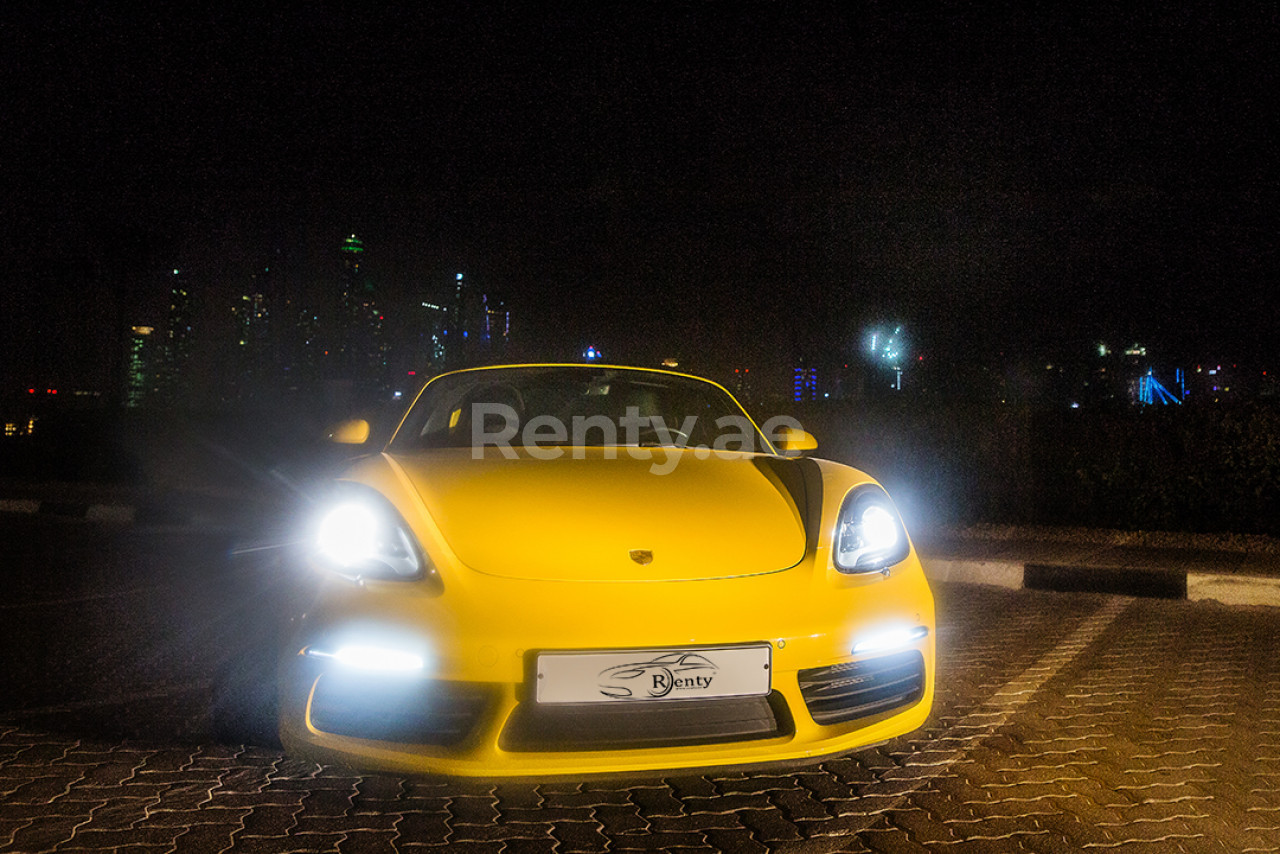 Jaune Porsche Boxster 718 en location à Dubai 7