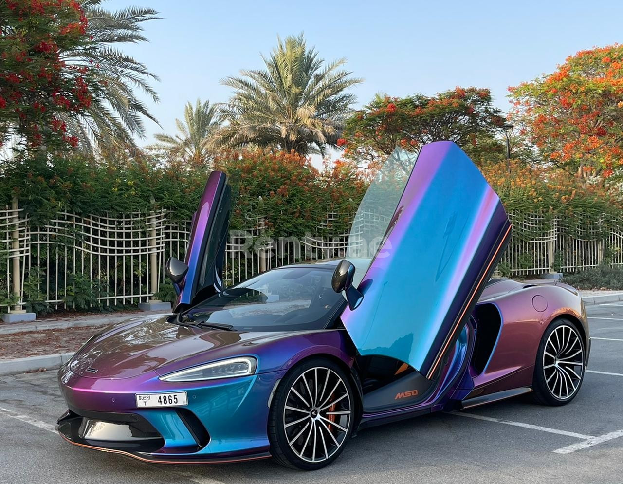 Lila Mclaren GT zur Miete in Abu-Dhabi 3