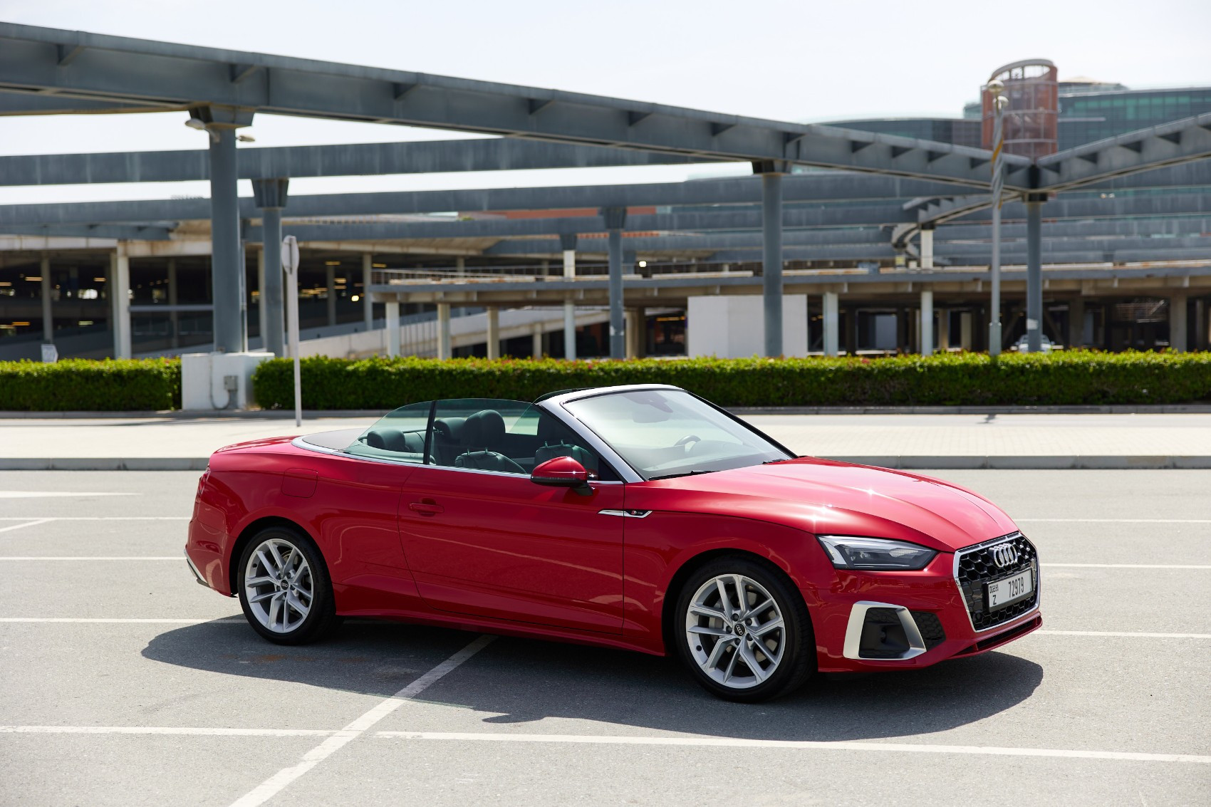 rojo Audi A5 Cabrio en alquiler en Abu-Dhabi 0