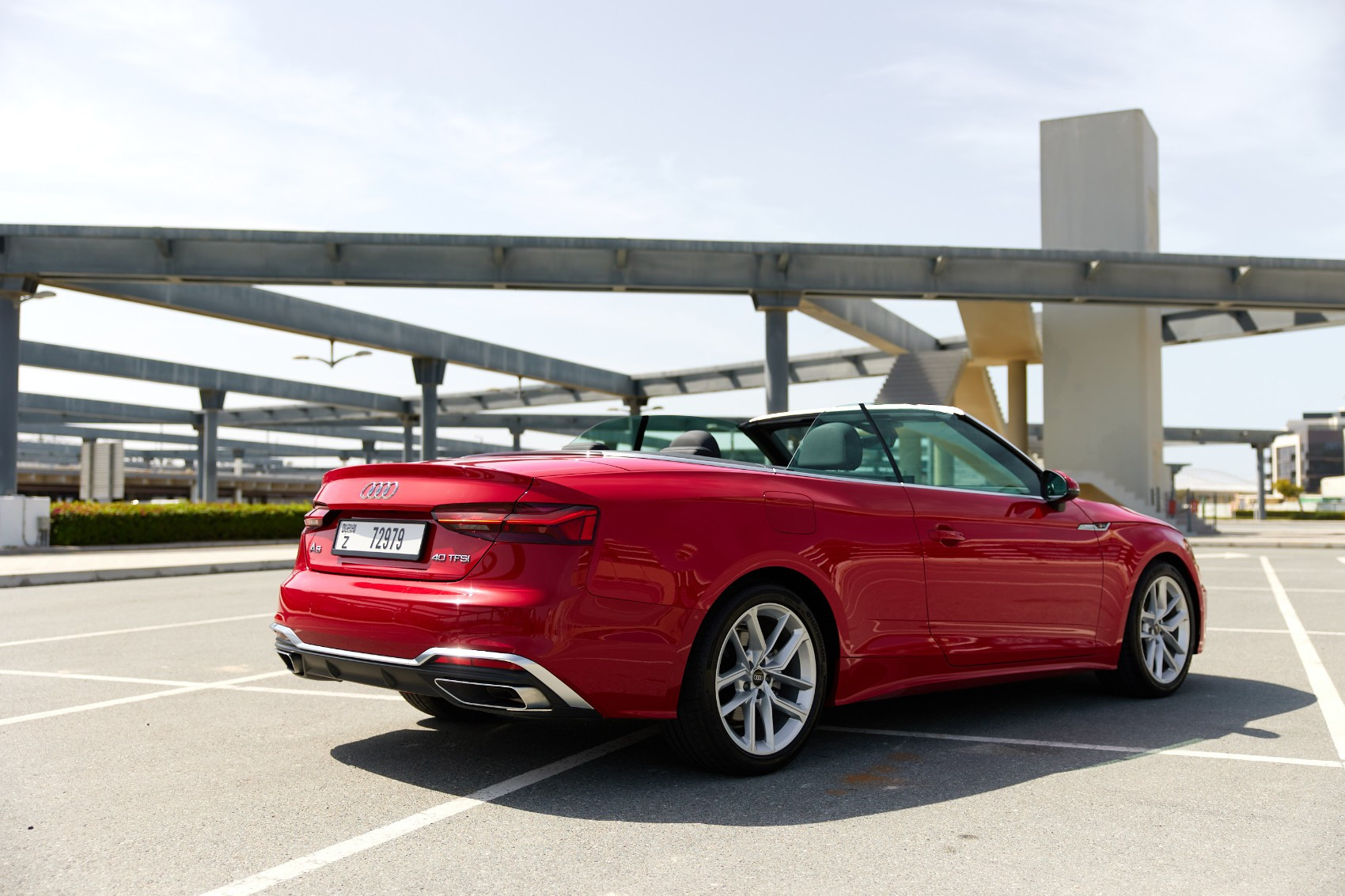 أحمر Audi A5 Cabrio للإيجار في أبو ظبي 1