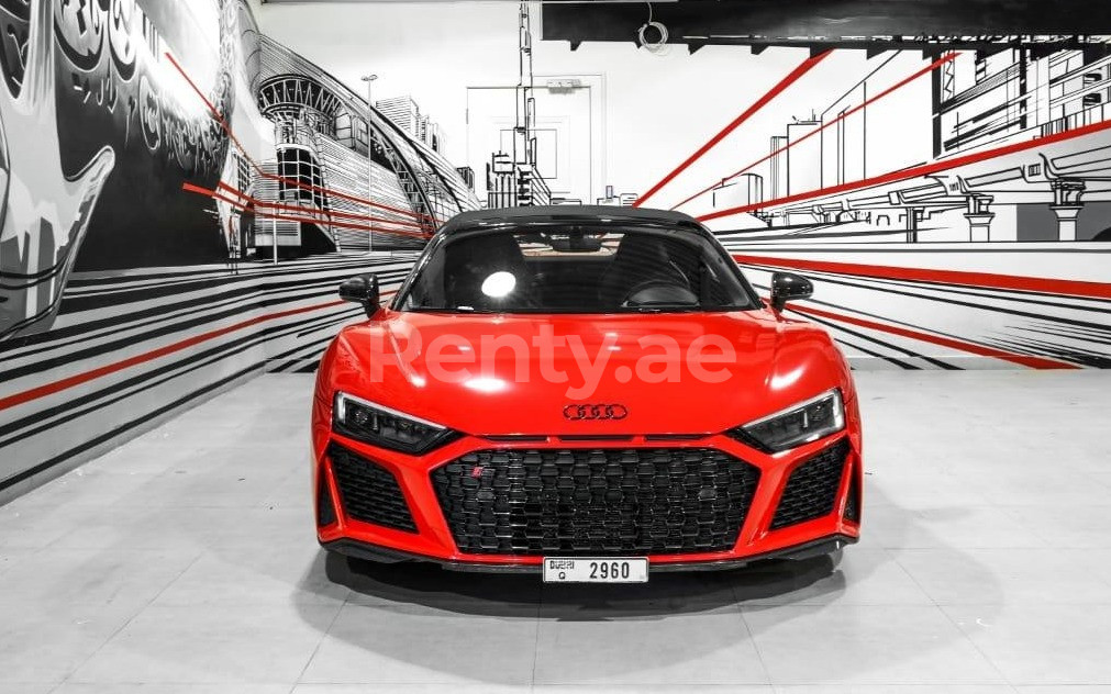 rojo Audi R8 spyder en alquiler en Sharjah