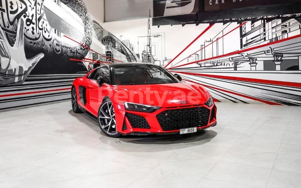 rojo Audi R8 en alquiler en Sharjah