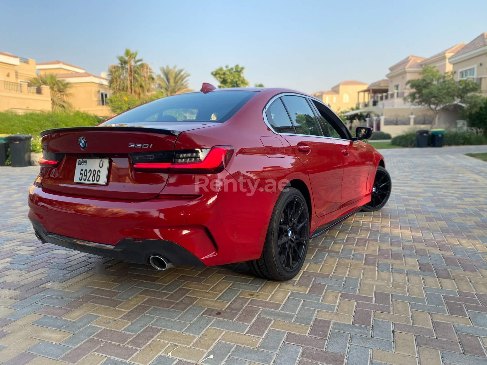 rojo BMW 3 Series 2020 M Sport en alquiler en Abu-Dhabi 2