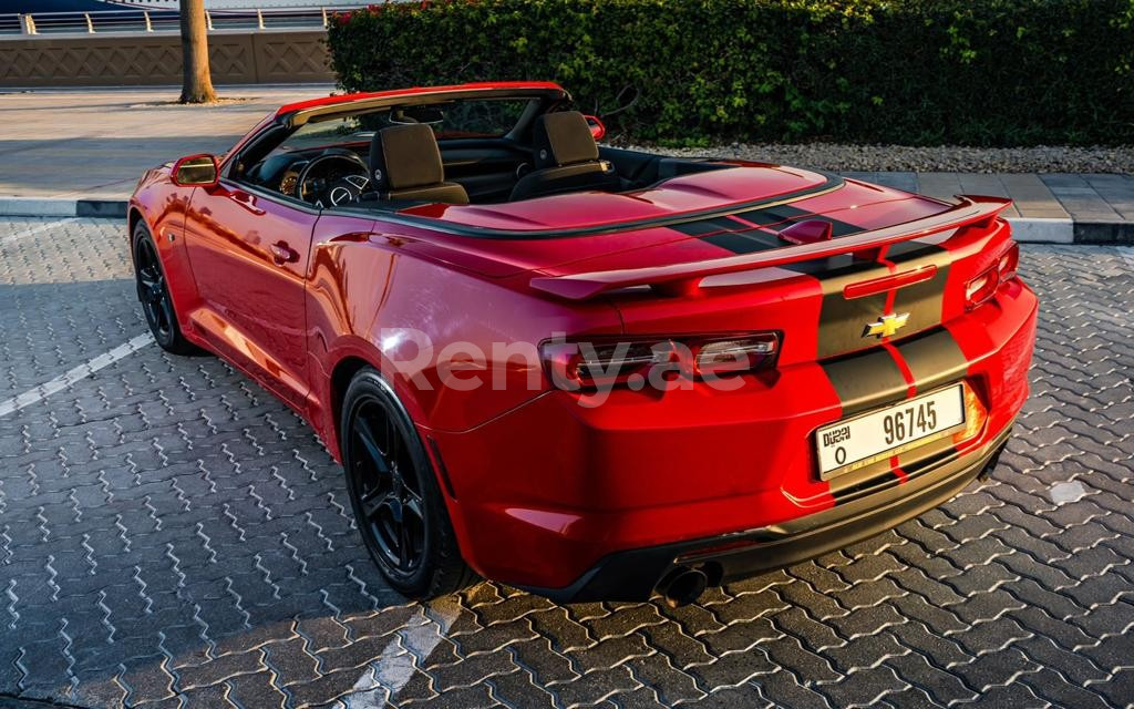 Rouge Chevrolet Camaro Cabrio en location à Dubai 0