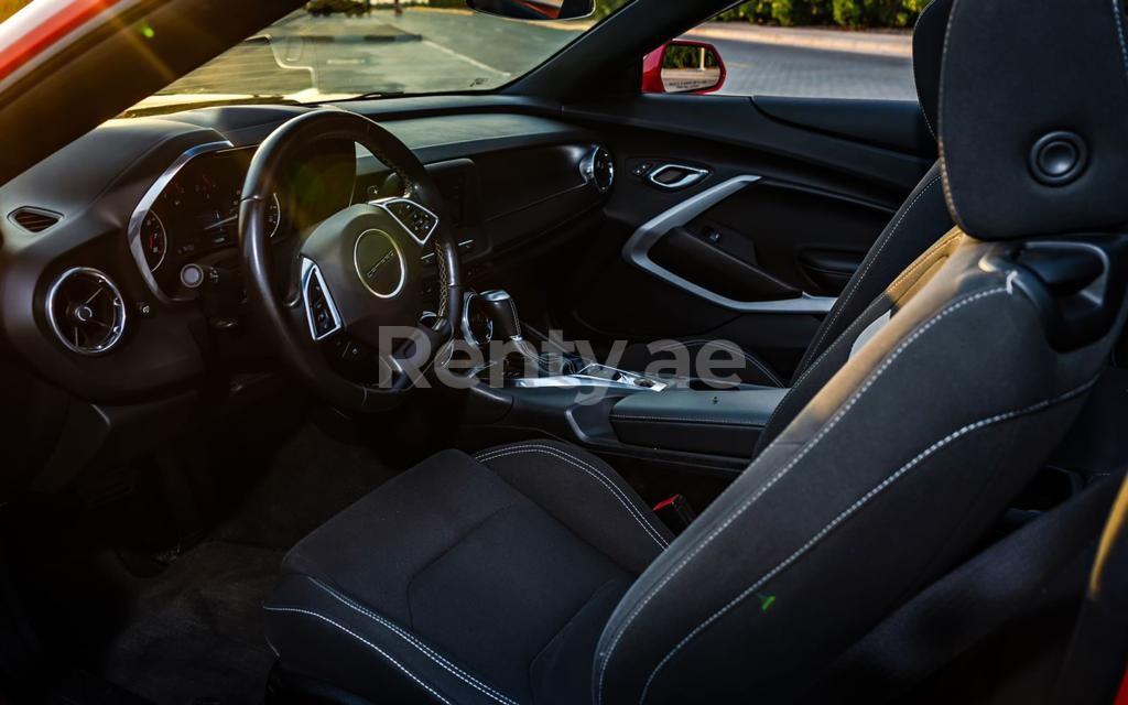 Rosso Chevrolet Camaro Cabrio in affitto a Dubai 2