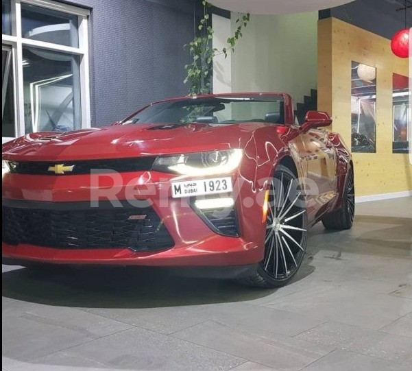 Rosso Chevrolet Camaro Convertible V8 in affitto a Abu-Dhabi