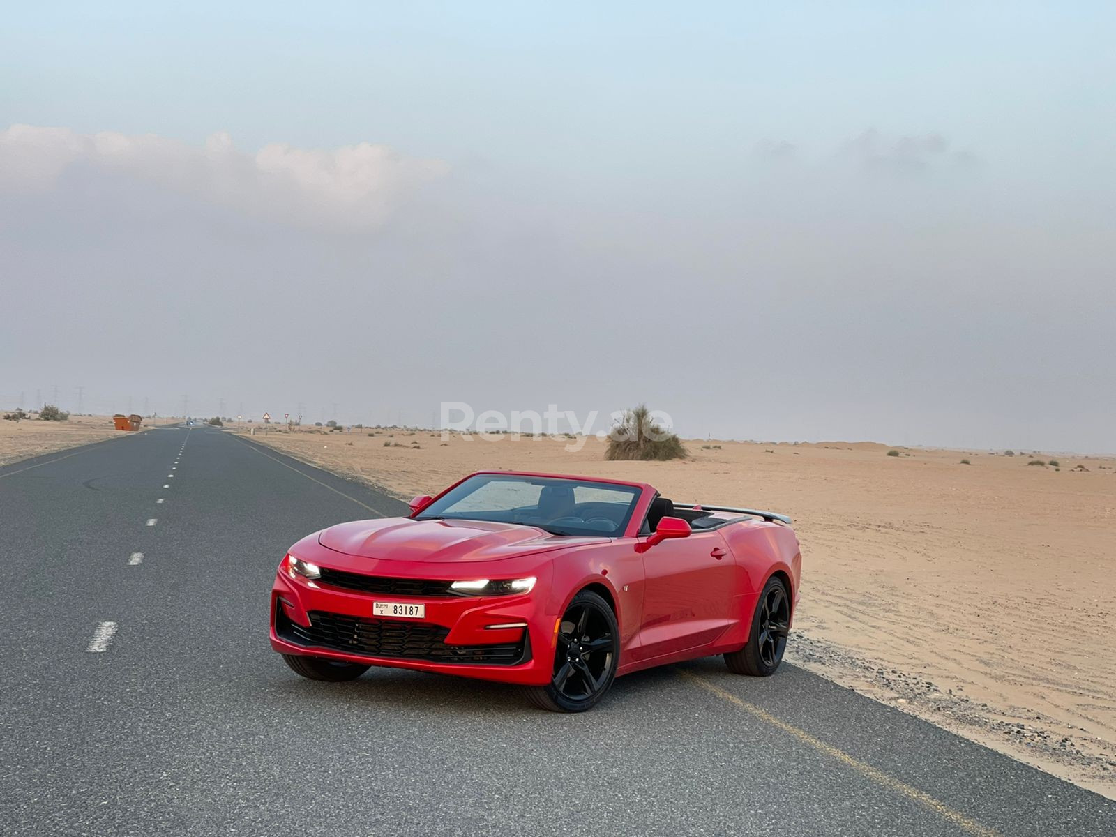 أحمر Chevrolet Camaro Convertible للإيجار في أبو ظبي 1