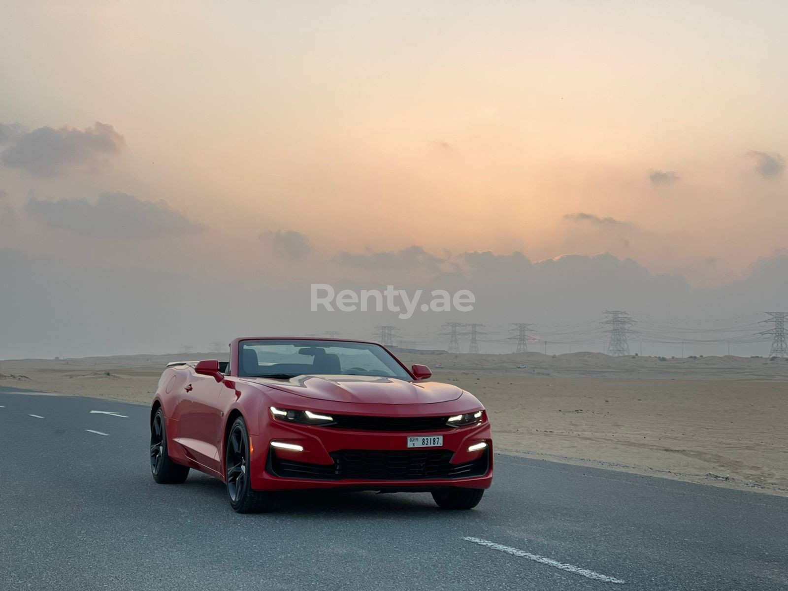 rojo Chevrolet Camaro Convertible en alquiler en Dubai 6