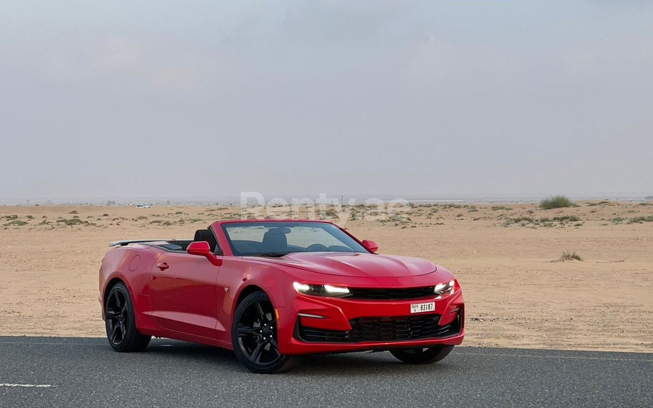 Rot Chevrolet Camaro Convertible zur Miete in Dubai