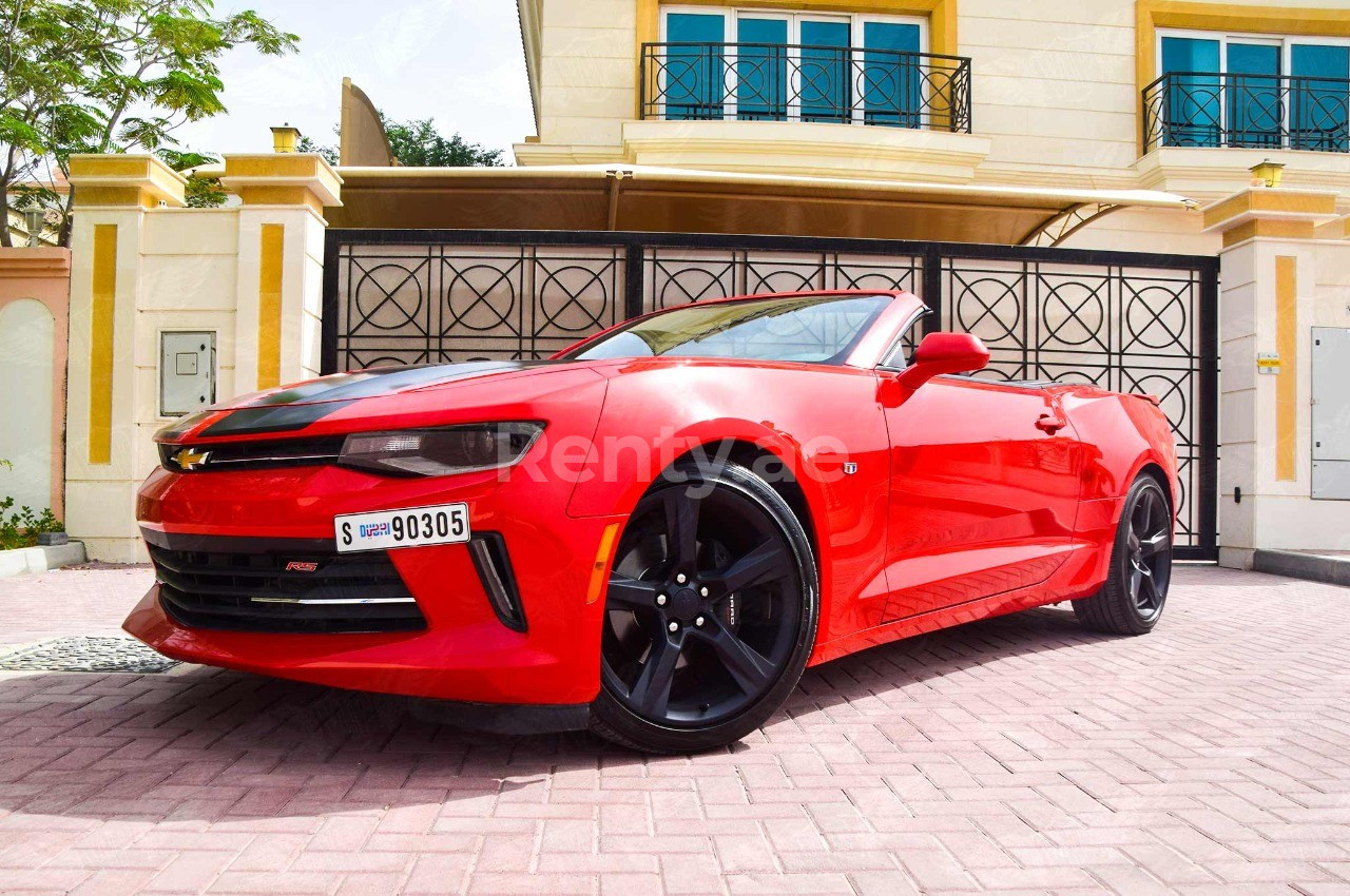 rojo Chevrolet Camaro cabrio en alquiler en Dubai 1