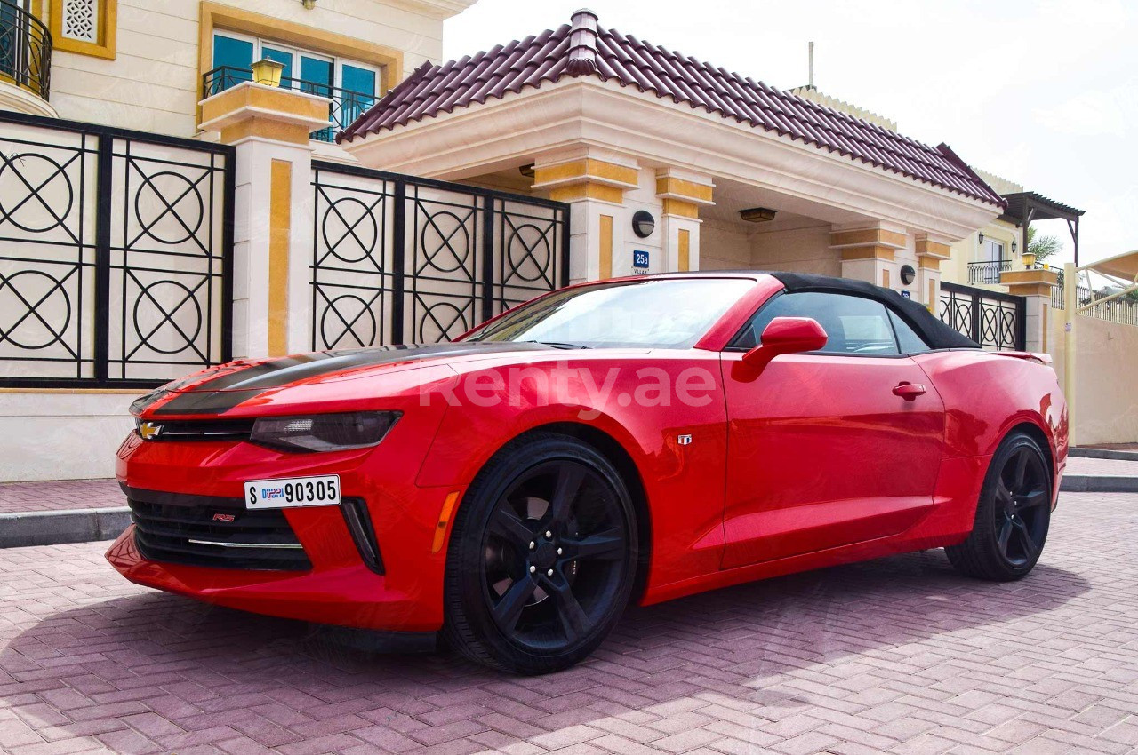 Rosso Chevrolet Camaro cabrio in affitto a Sharjah 3