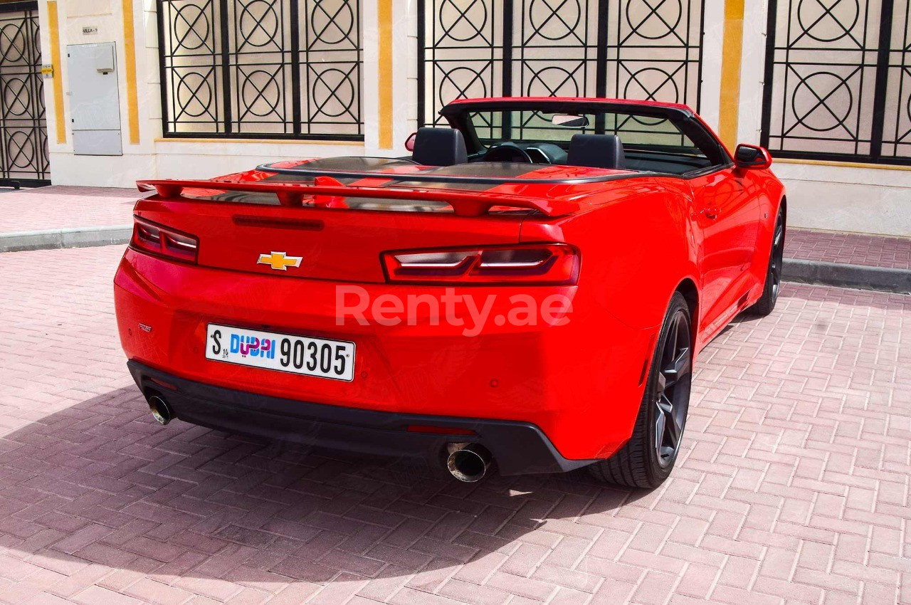 Rouge Chevrolet Camaro cabrio en location à Dubai 4