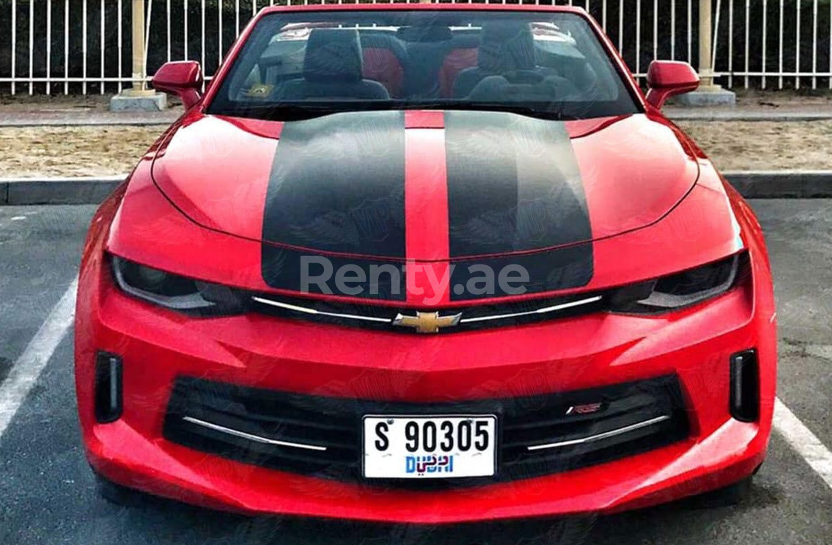 rojo Chevrolet Camaro en alquiler en Dubai