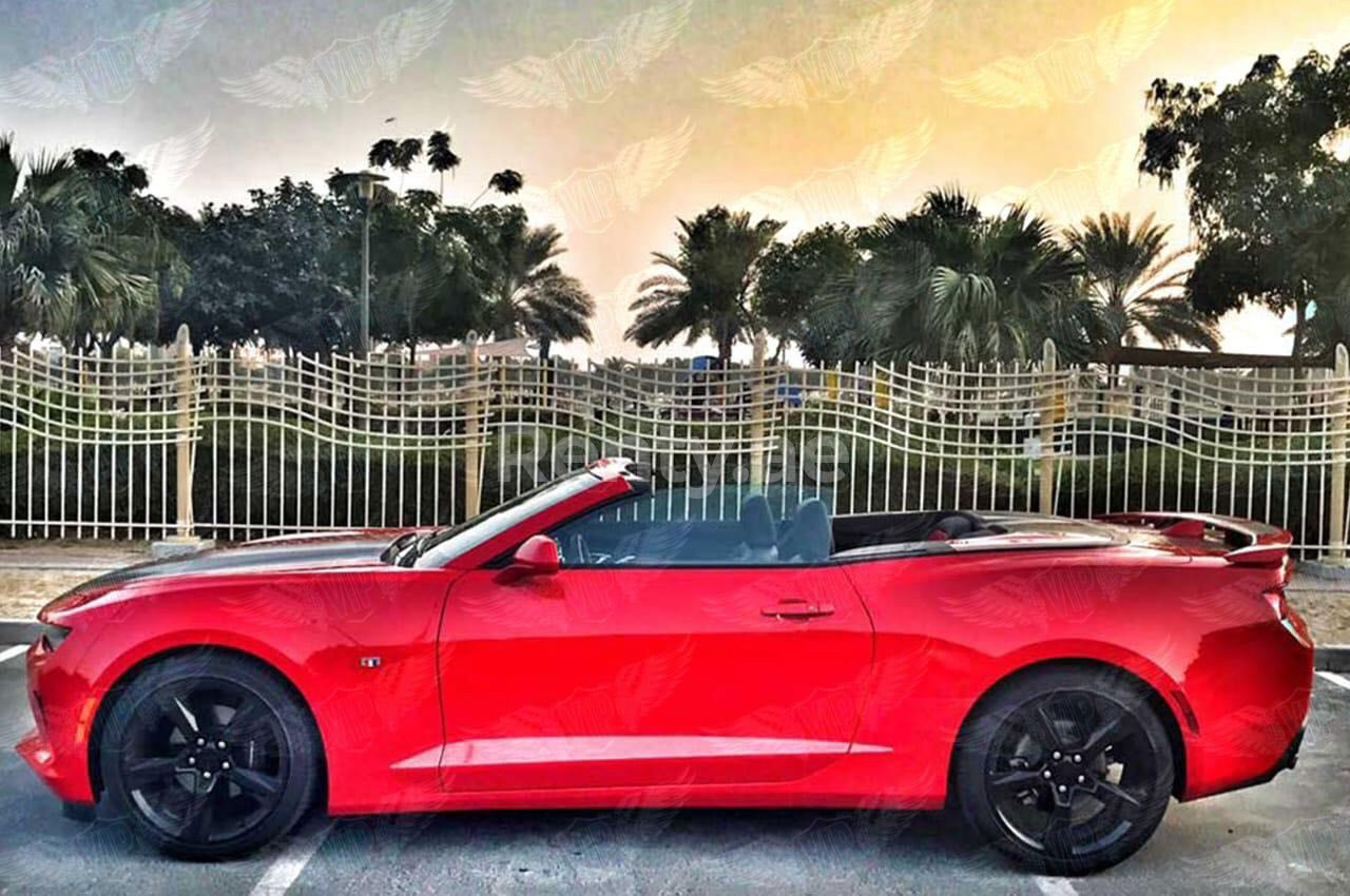 rojo Chevrolet Camaro en alquiler en Dubai 0