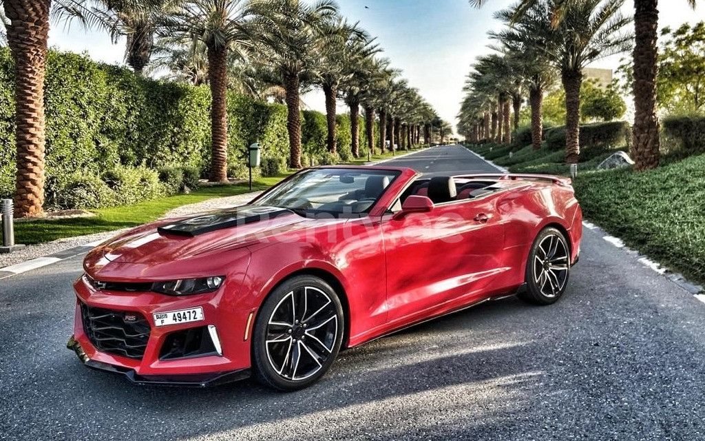 rojo Chevrolet Camaro en alquiler en Abu-Dhabi