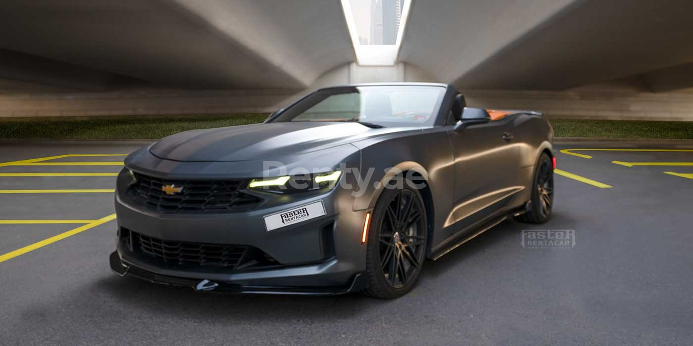 Grigio Scuro Chevrolet Camaro in affitto a Dubai 0