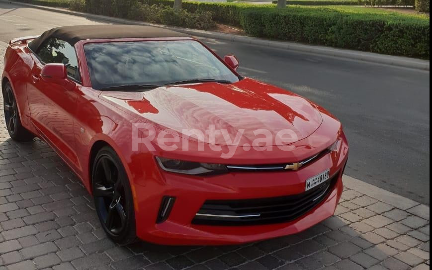 rojo Chevrolet Camaro en alquiler en Sharjah