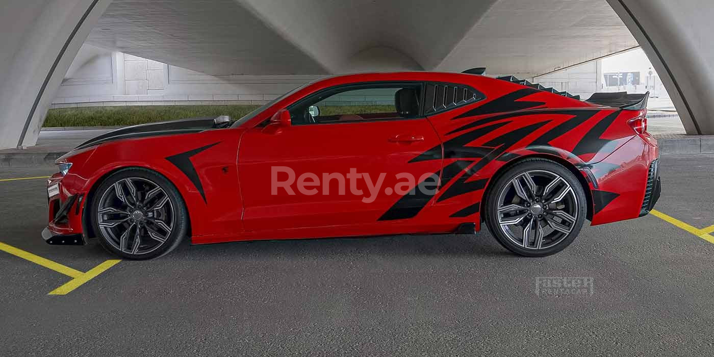 rojo Chevrolet Camaro en alquiler en Abu-Dhabi 0