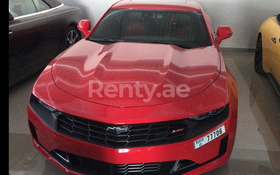 rojo Chevrolet Camaro en alquiler en Sharjah