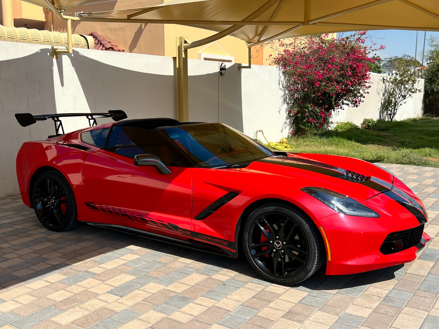 Rouge Chevrolet Corvette Stingray en location à Sharjah 3