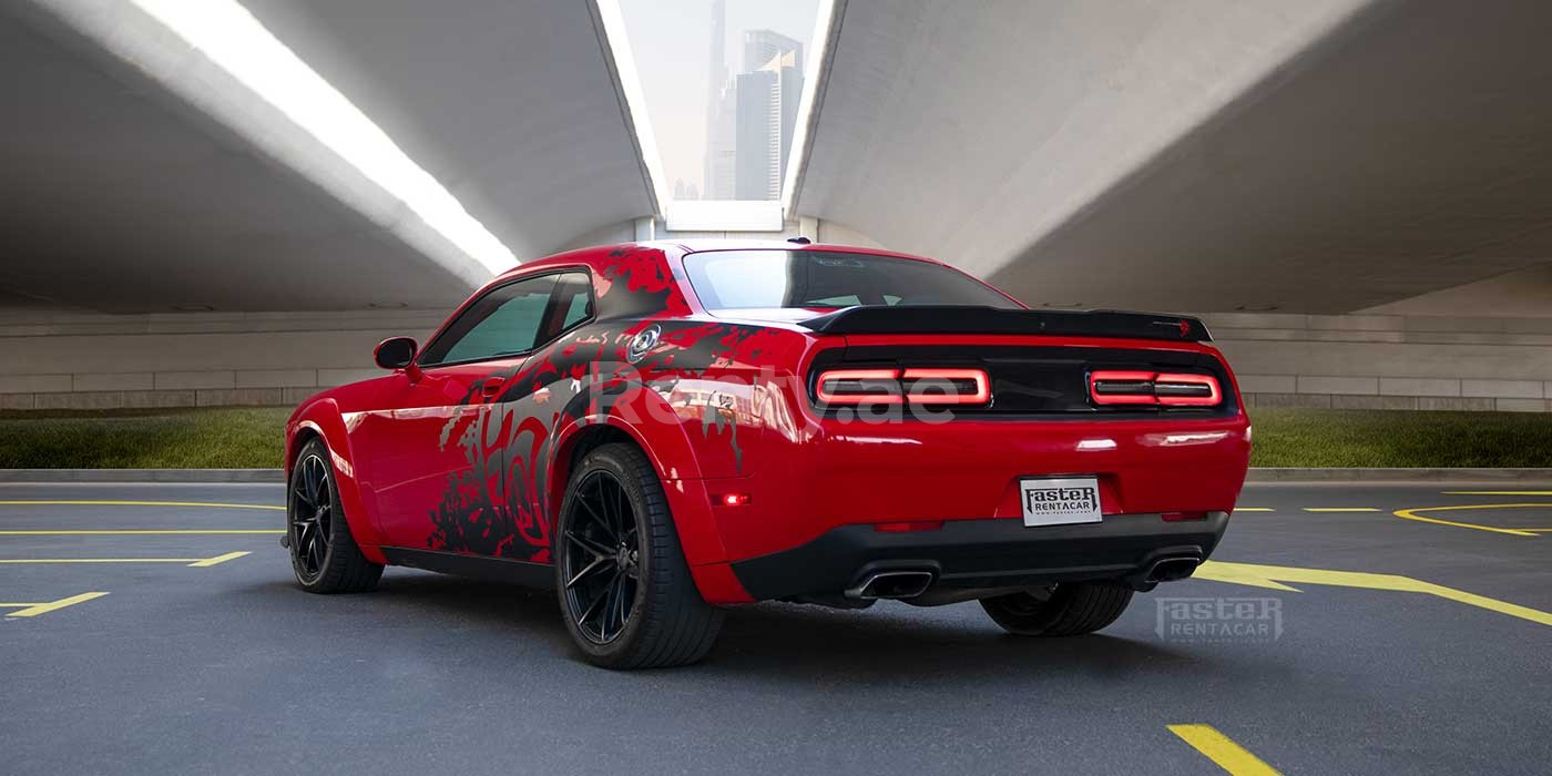 أحمر Dodge Challenger للإيجار في أبو ظبي 2