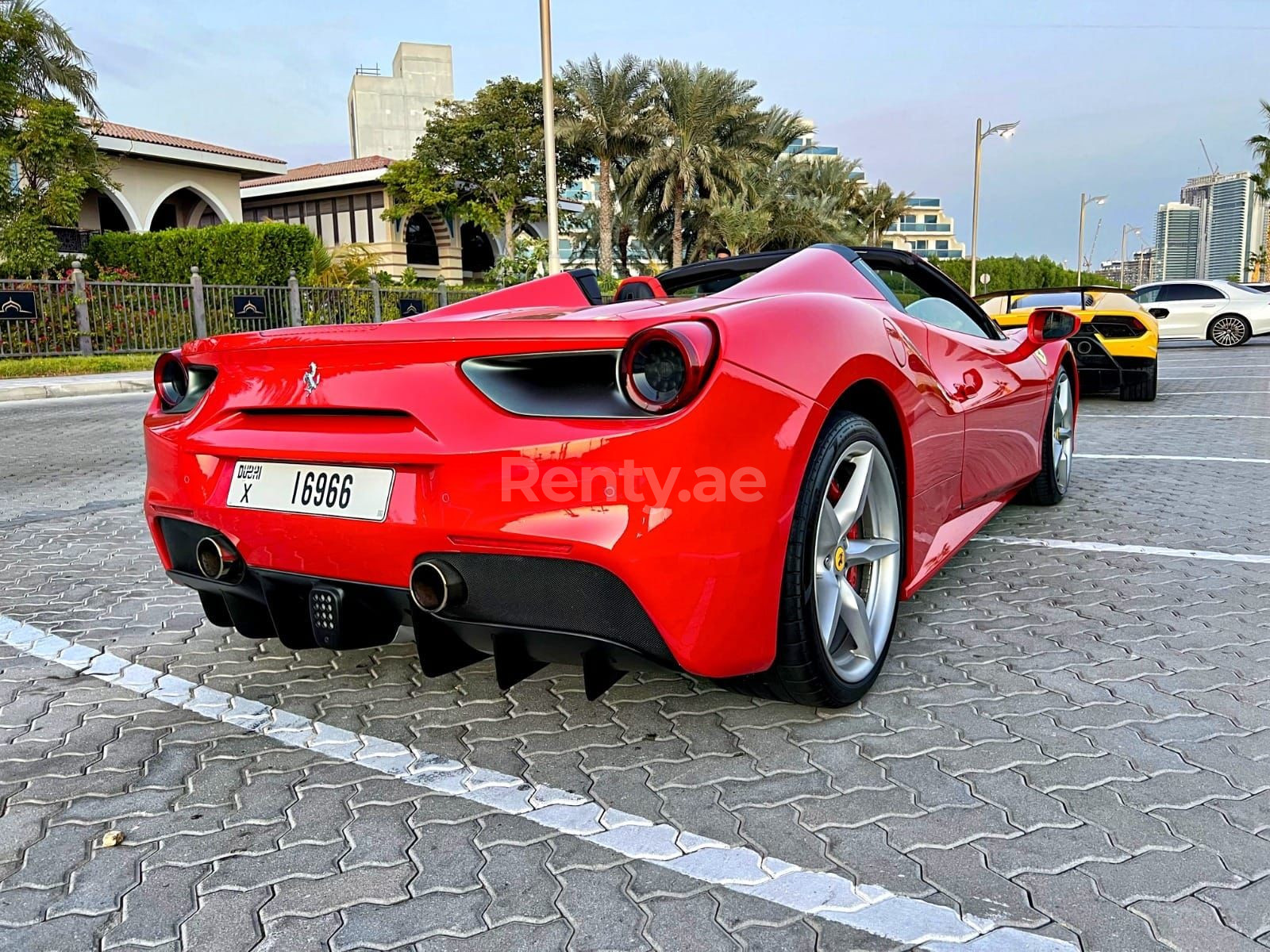 rojo Ferrari 488 Spyder en alquiler en Abu-Dhabi 3