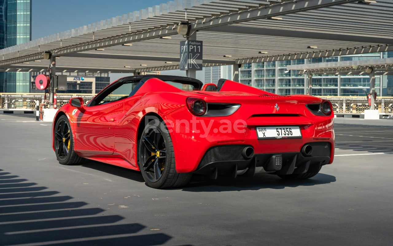 Rouge Ferrari 488 Spyder en location à Sharjah 0