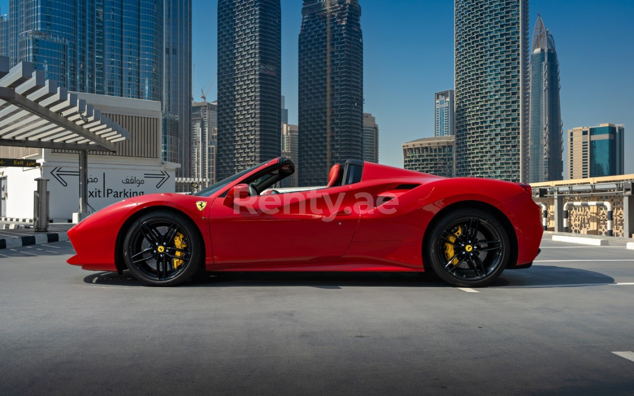 Rouge Ferrari 488 Spyder en location à Abu-Dhabi 4