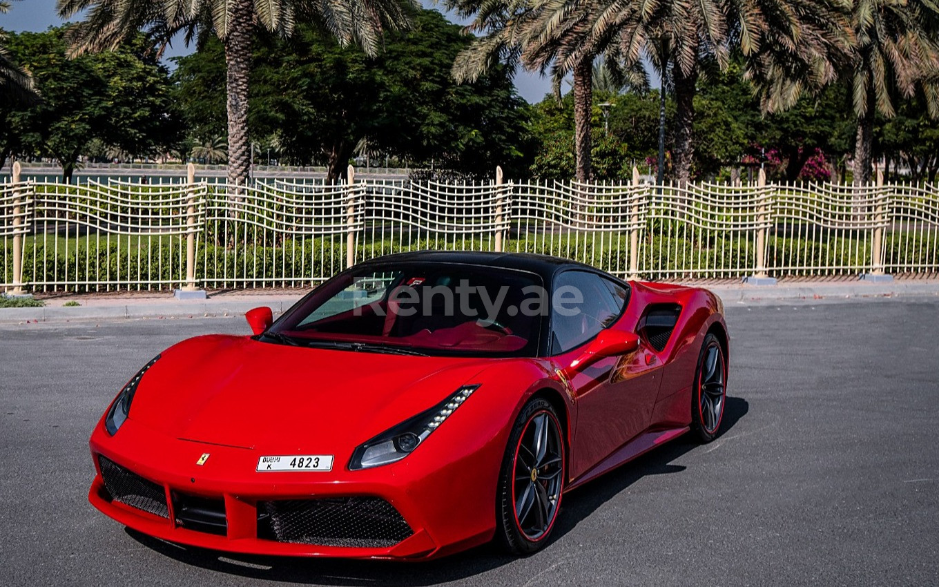 Rouge Ferrari 488 GTB en location à Sharjah