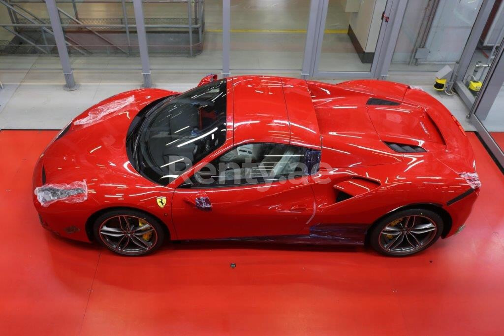 rojo Ferrari 488 Spider en alquiler en Abu-Dhabi 2