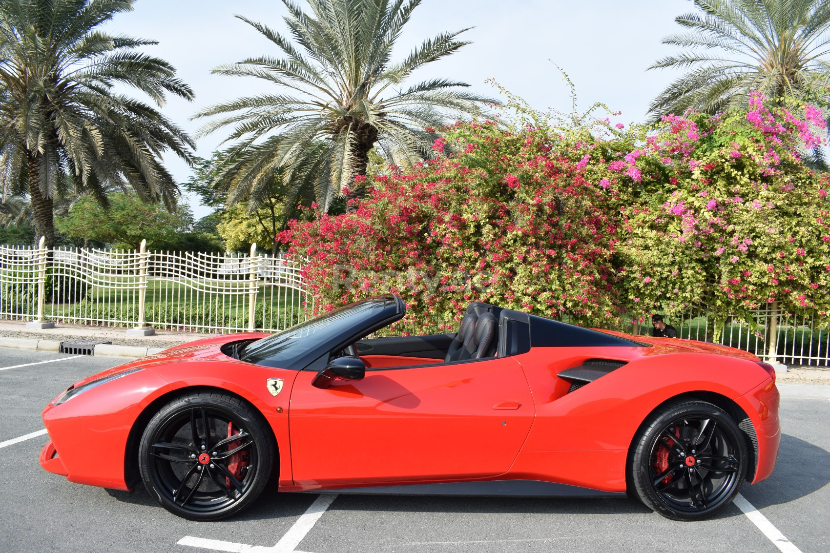 rojo Ferrari 488 Spider en alquiler en Abu-Dhabi 3