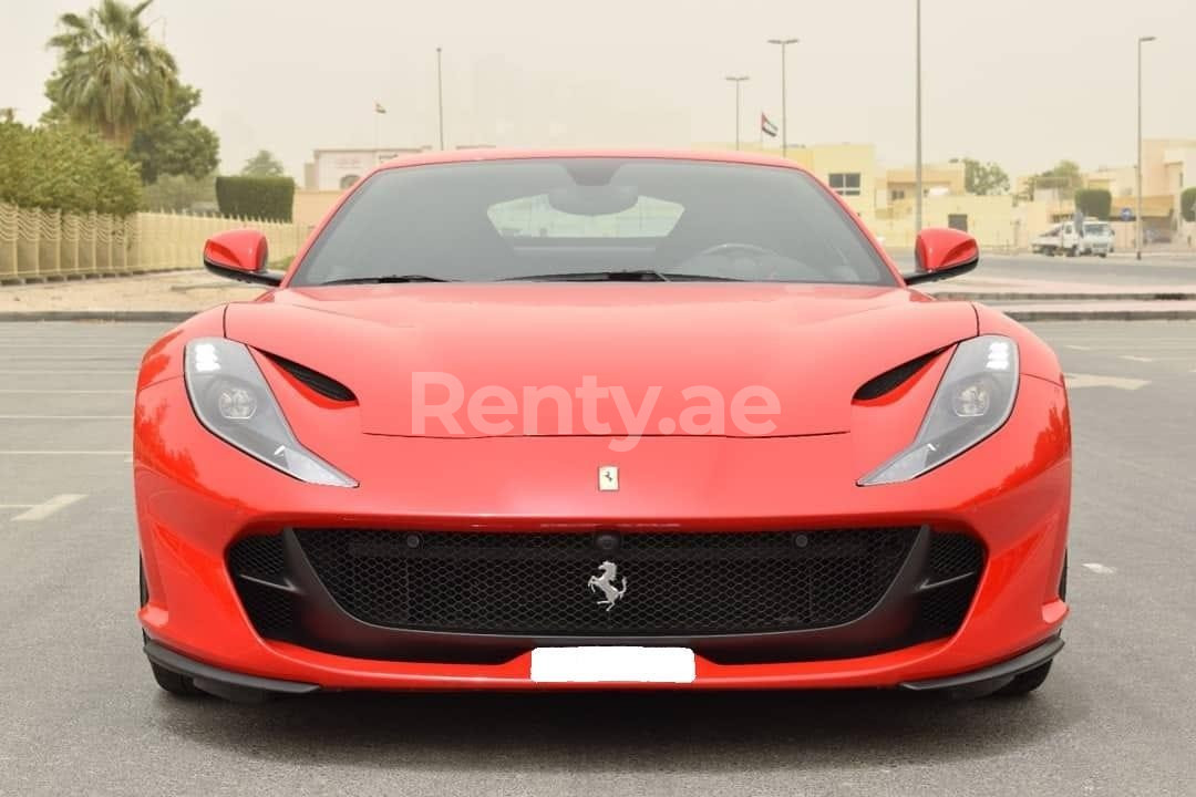 أحمر Ferrari 812 Superfast للإيجار في أبو ظبي 0