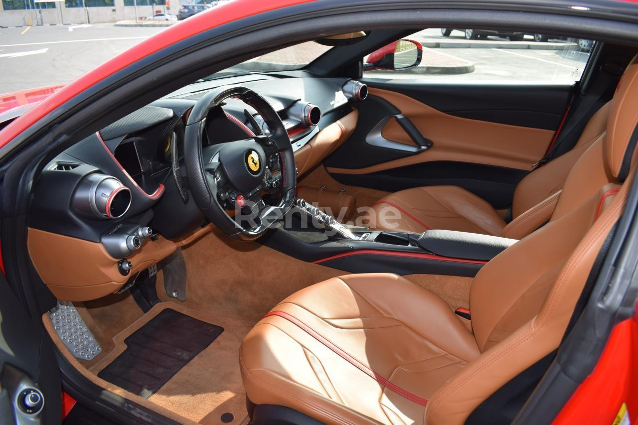 Rosso Ferrari 812 Superfast in affitto a Abu-Dhabi 2