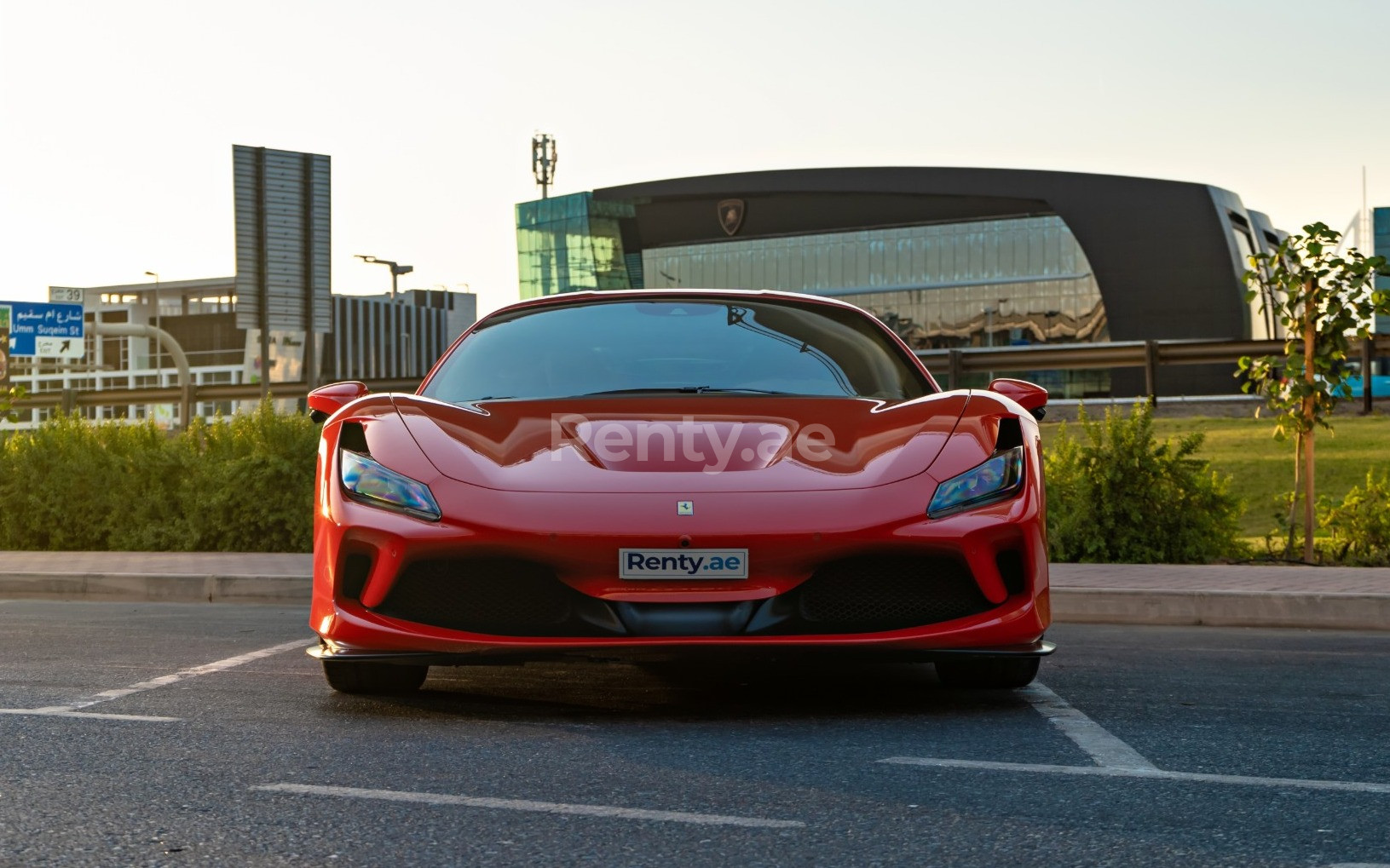 Rouge Ferrari F8 Tributo Spider en location à Sharjah