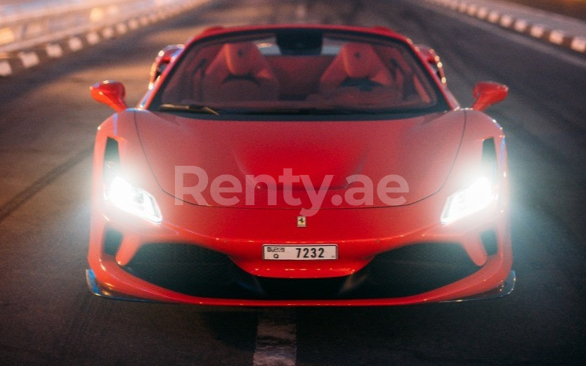 Rouge Ferrari F8 Tributo Spyder en location à Sharjah