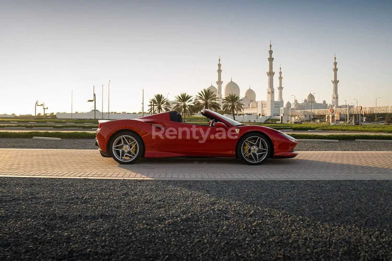 Красный Ferrari F8 Tributo Spyder в аренду в Абу-Даби 0