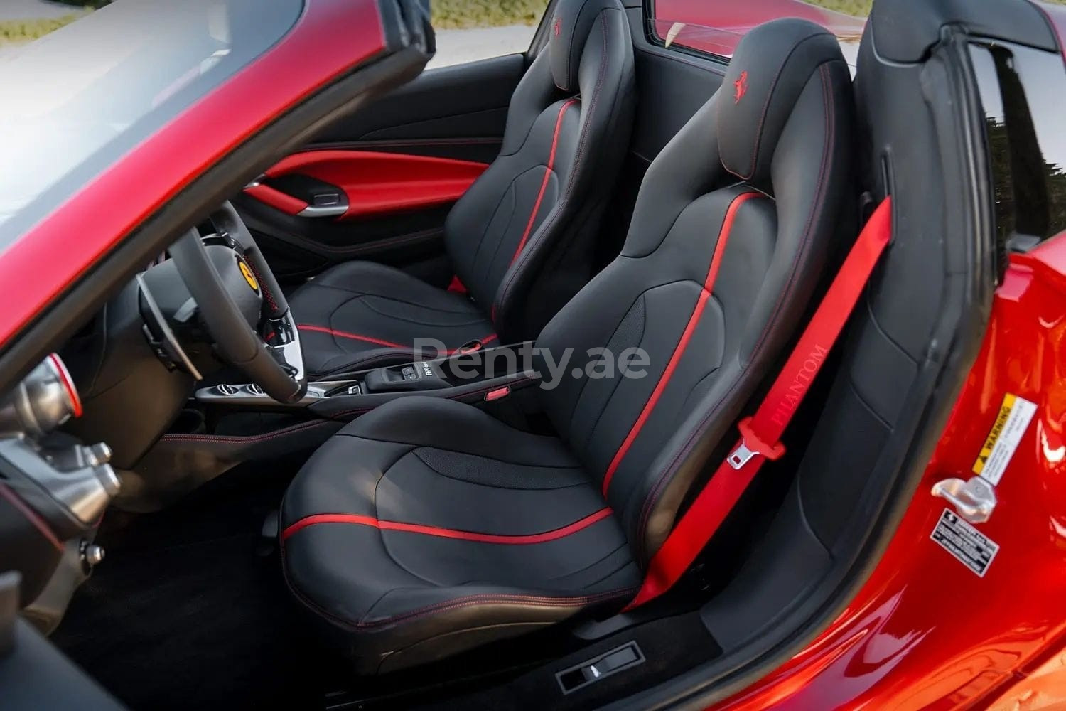 Rouge Ferrari F8 Tributo Spyder en location à Sharjah 2