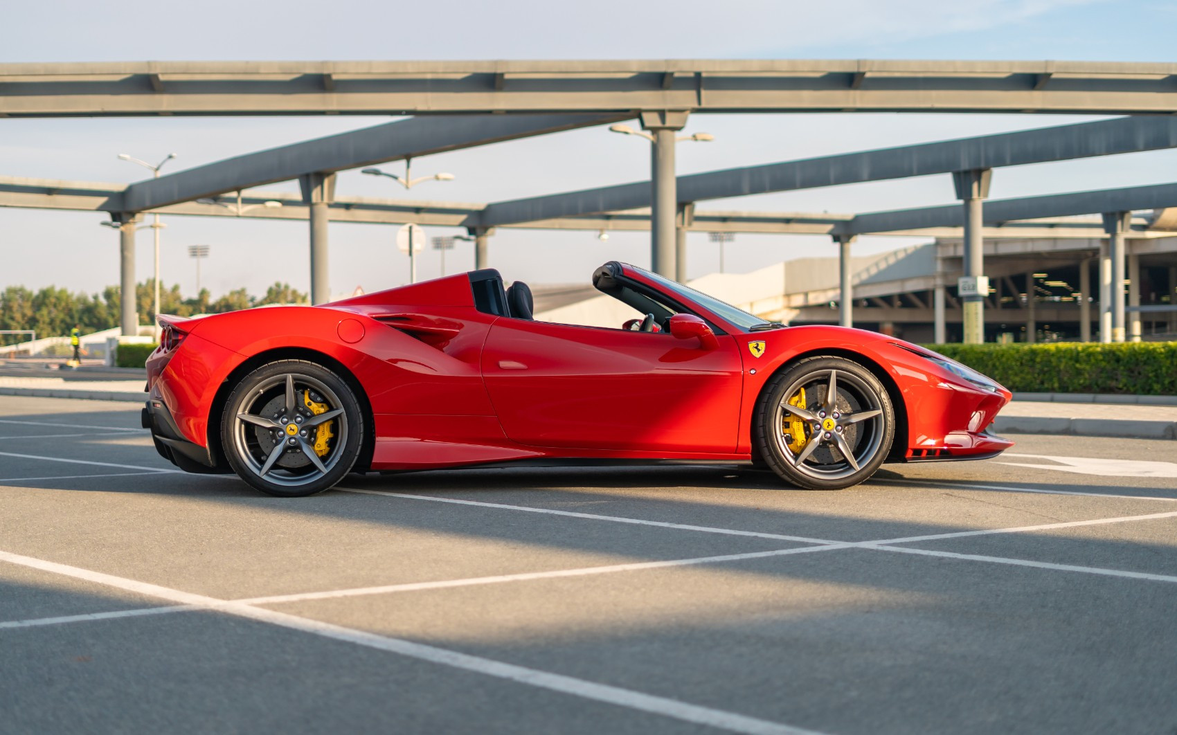 Rot Ferrari F8 Tributo Spyder zur Miete in Abu-Dhabi 1