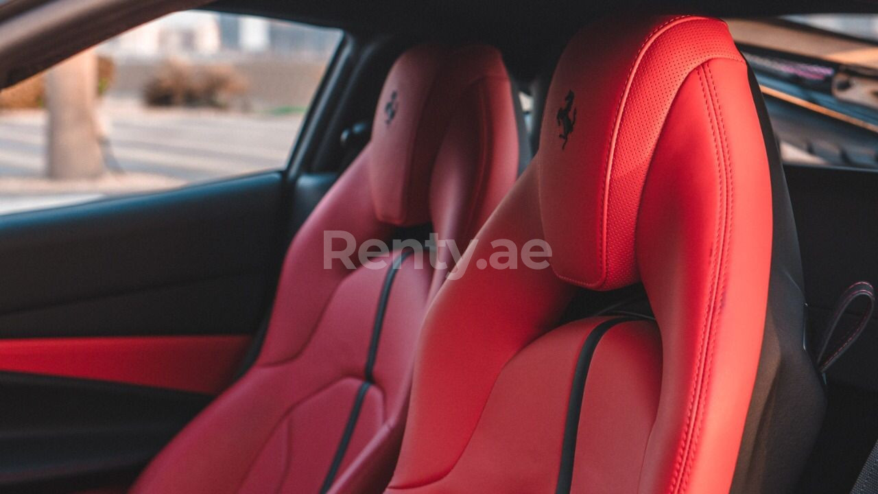 Rouge Ferrari F8 Tributo en location à Sharjah 3