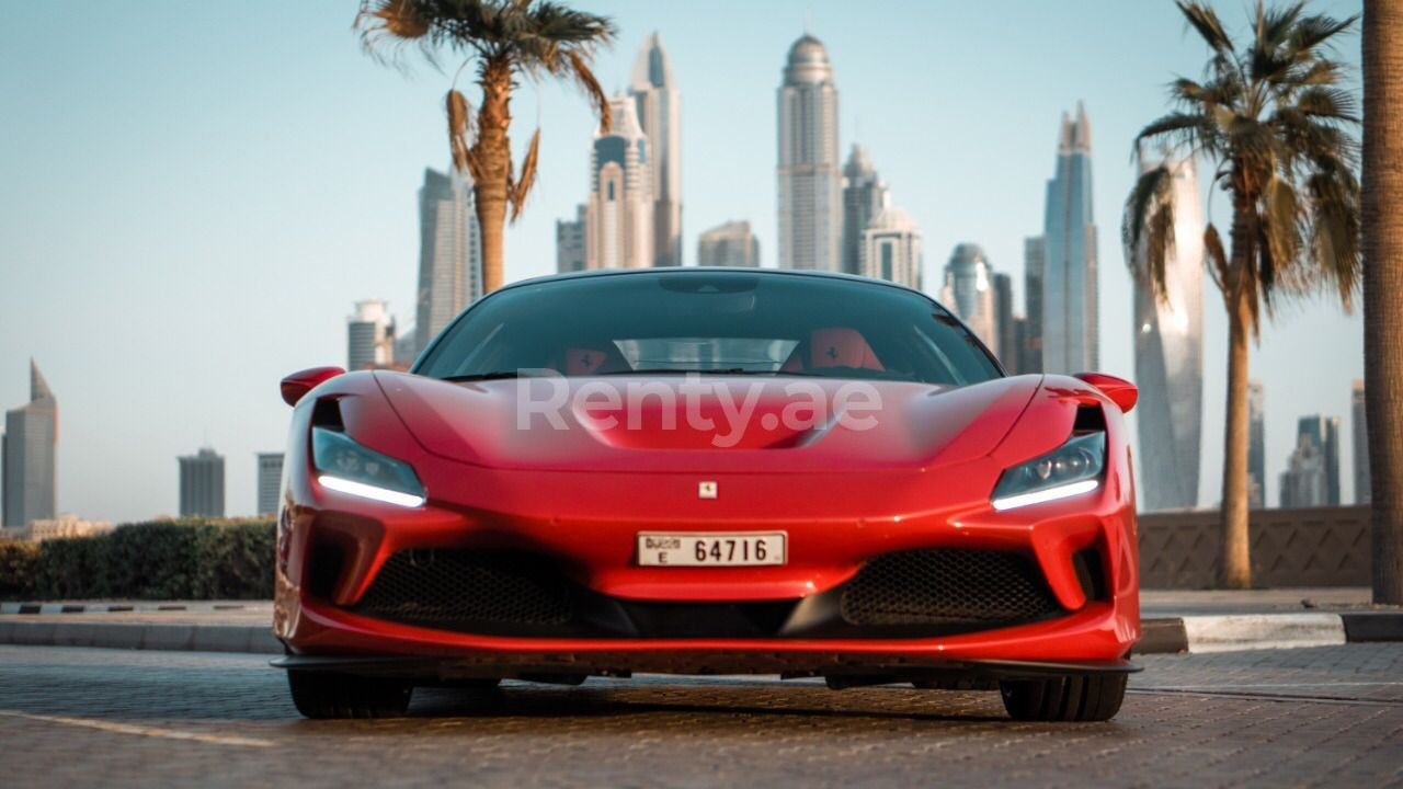 Rosso Ferrari F8 Tributo in affitto a Dubai 5