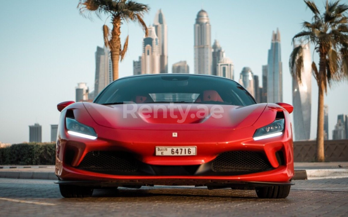 Rouge Ferrari F8 Tributo en location à Abu-Dhabi