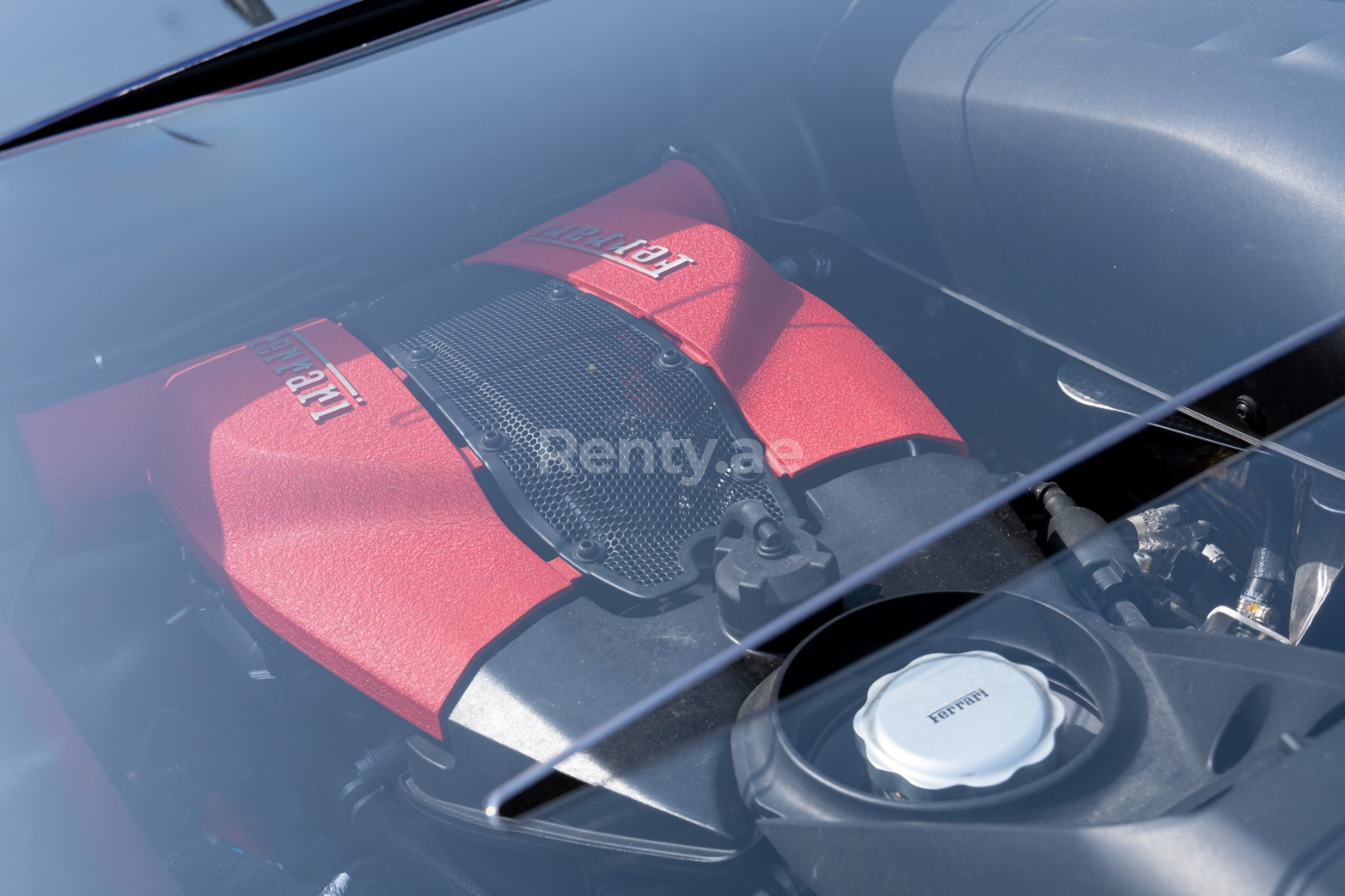 Rouge Ferrari F8 Tributo en location à Abu-Dhabi 1