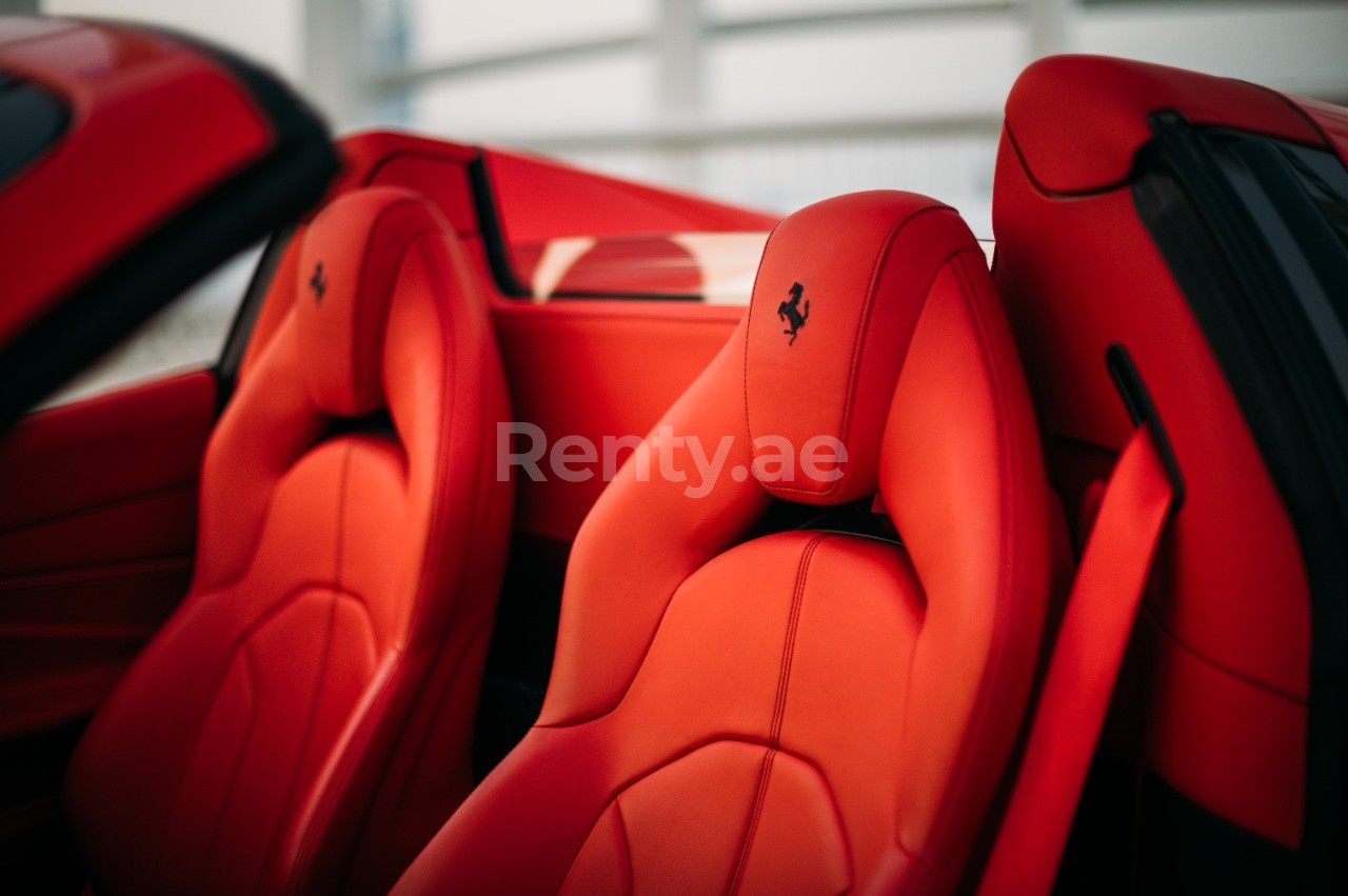 Rouge Ferrari F8 Tributo Spyder en location à Abu-Dhabi 0