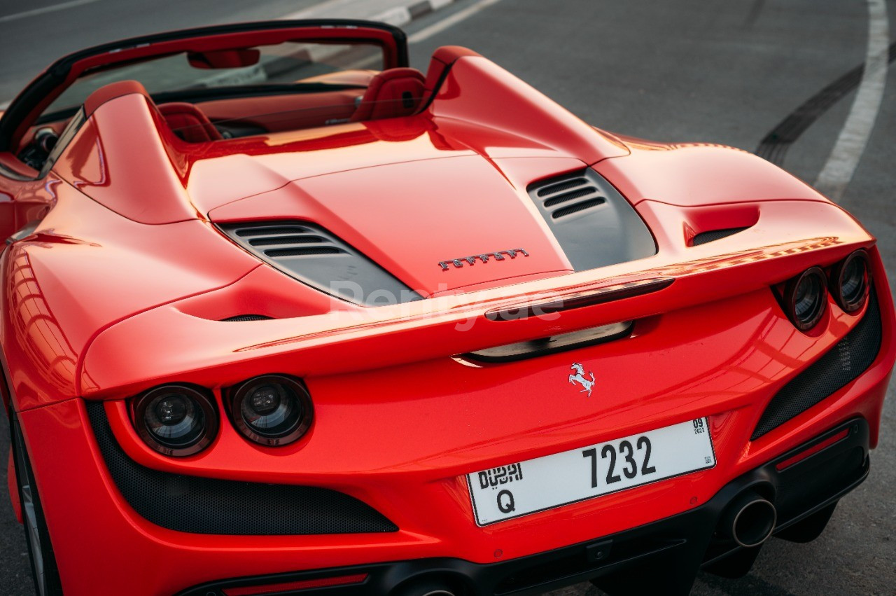 Rouge Ferrari F8 Tributo Spyder en location à Sharjah 2