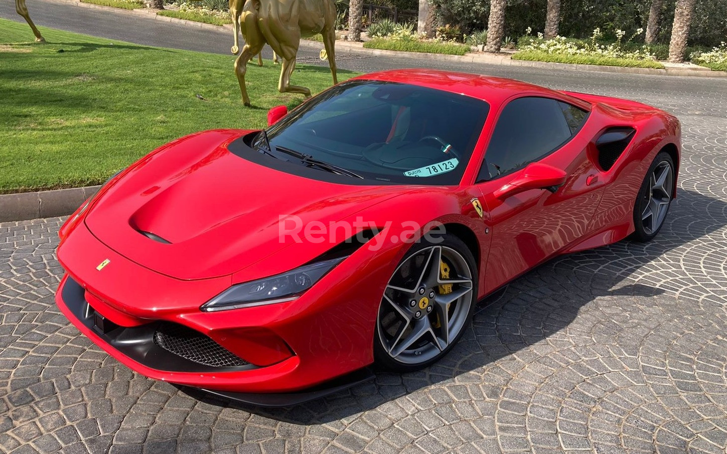 Rouge Ferrari F8 Tributo en location à Abu-Dhabi