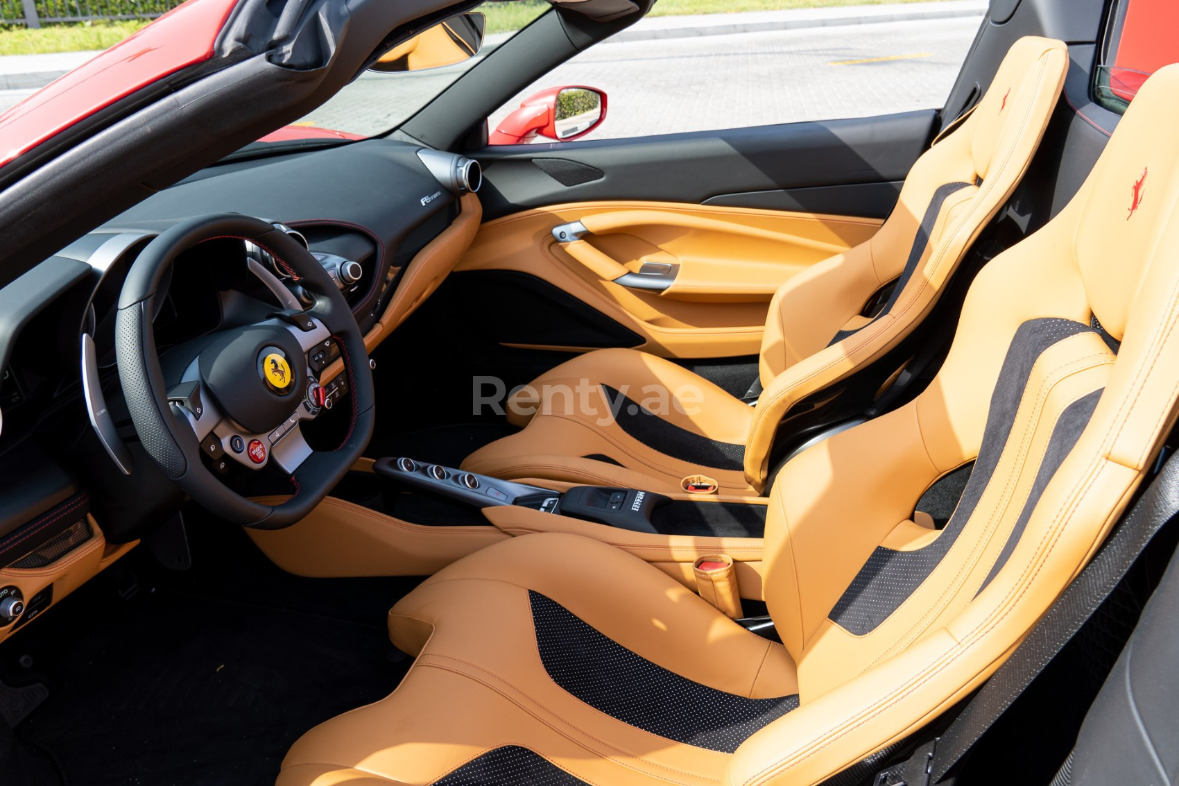 Rouge Ferrari F8 Tributo Spyder en location à Sharjah 0