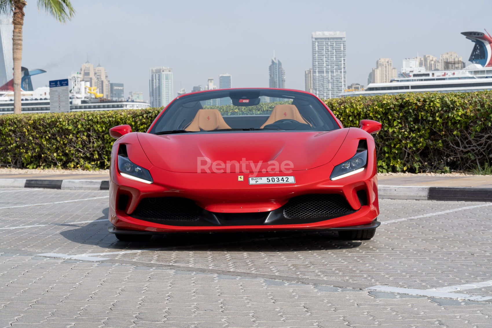 Rot Ferrari F8 Tributo Spyder zur Miete in Dubai 3