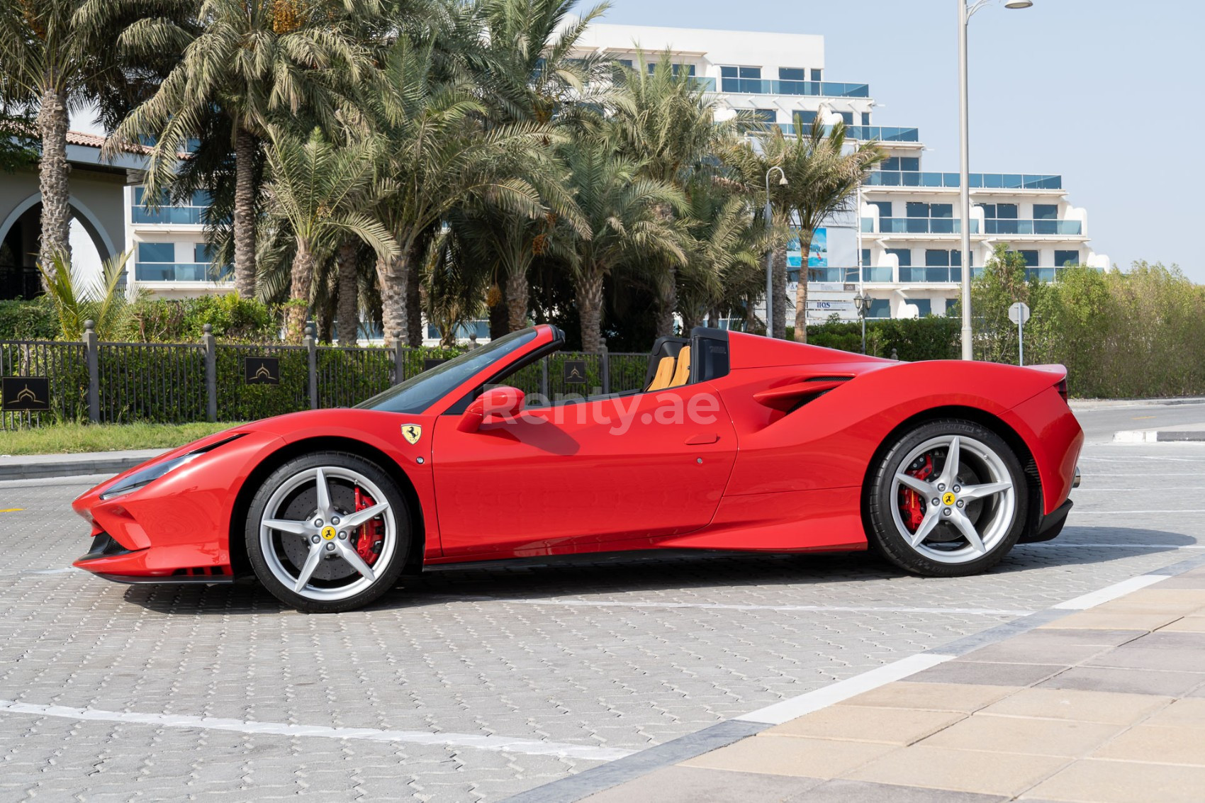 Rouge Ferrari F8 Tributo Spyder en location à Abu-Dhabi 4