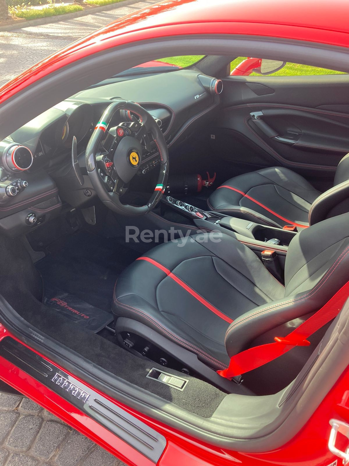 Rouge Ferrari F8 Tributo en location à Sharjah 1