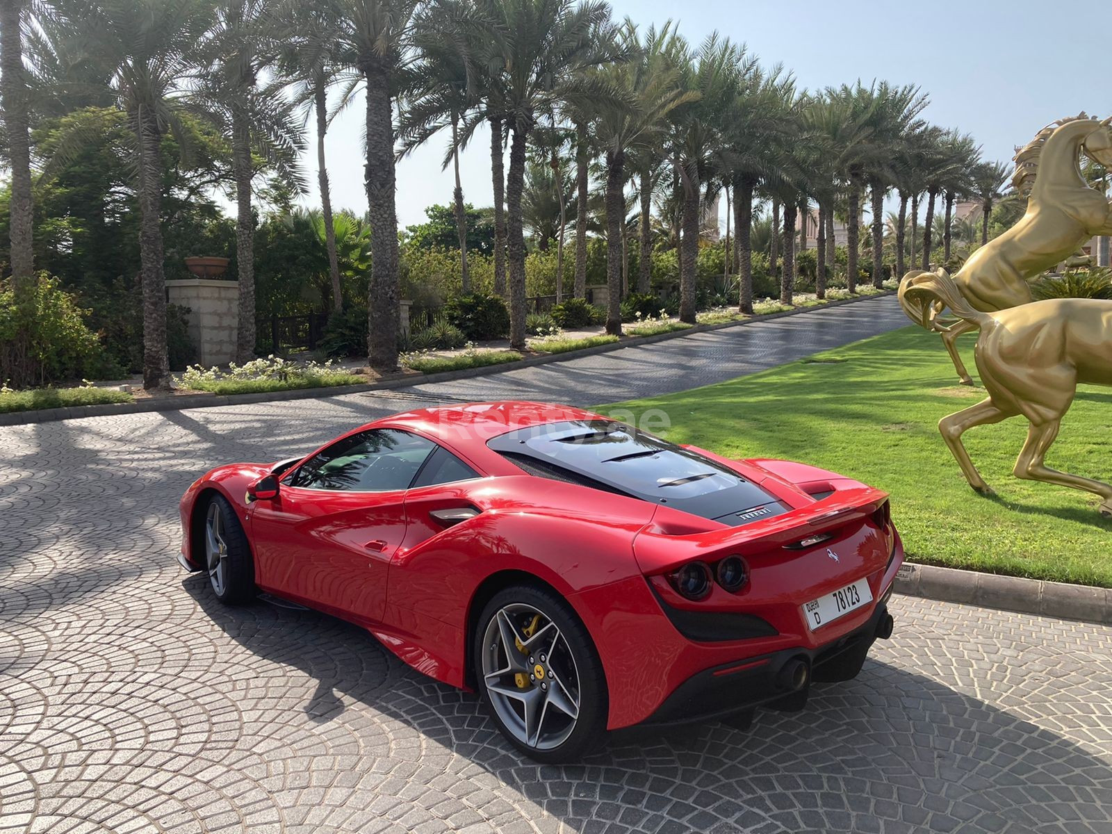 Rouge Ferrari F8 Tributo en location à Sharjah 2